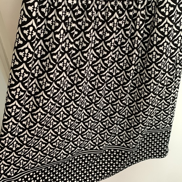 Max Studio / Size Large** - Picture 3 of 8